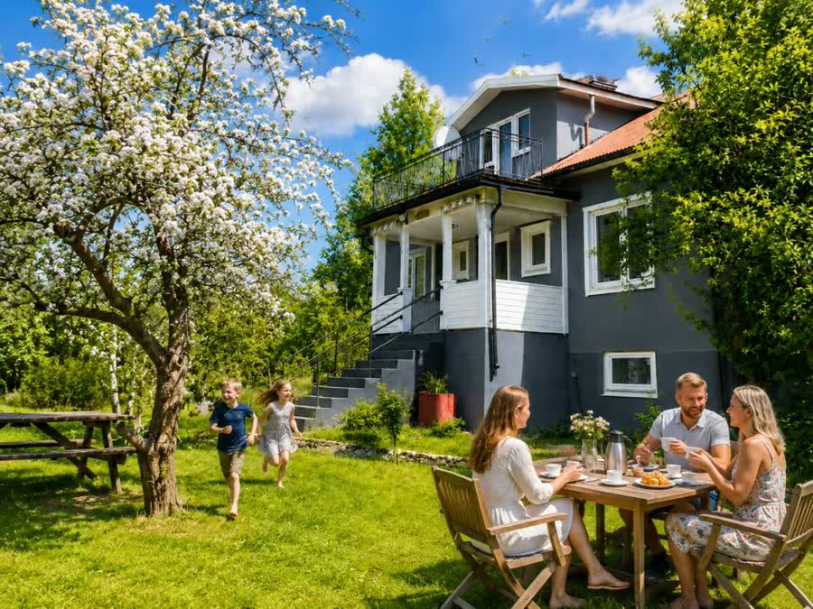 Ferienhaus Ullevi von außen, Familie im Garten